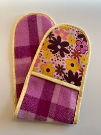 Magenta Daisy Oven Mitt