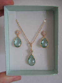 Image 2 of Kate Middleton Princess of Wales Inspired Replikate Green Eritinite Crystal Jewellery Set