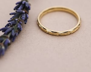 Image of 18ct gold 2mm ‘Olive leaf’ engraved ring