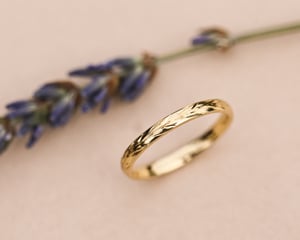 Image of 18ct gold 2mm ‘Olive leaf’ engraved ring