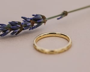 Image of 18ct gold 2mm ‘Olive leaf’ engraved ring