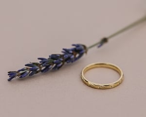 Image of 18ct gold 2mm ‘Olive leaf’ engraved ring