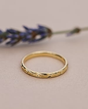 Image of 18ct gold 2mm ‘Olive leaf’ engraved ring