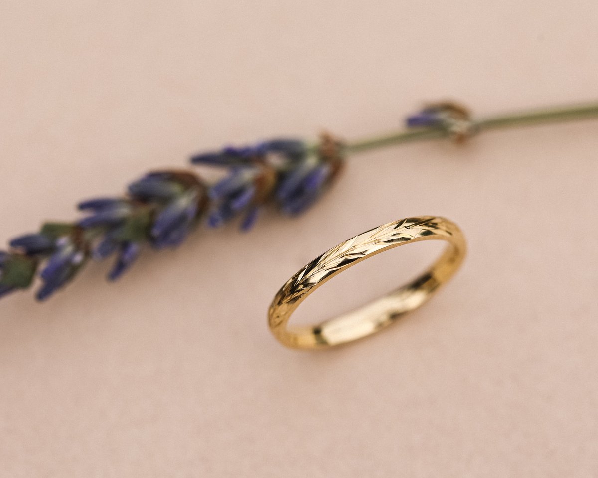 Image of 18ct gold 2mm ‘Olive leaf’ engraved ring