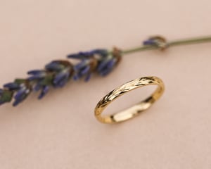 Image of 18ct gold 2mm ‘Olive leaf’ engraved ring