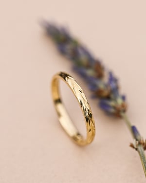 Image of 18ct gold 2mm ‘Olive leaf’ engraved ring