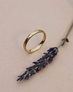 Image of 18ct gold 2mm ‘Olive leaf’ engraved ring