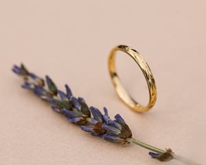 Image of 18ct gold 2mm ‘Olive leaf’ engraved ring