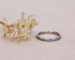 Image of 2mm Platinum ‘Olive leaf’ engraved ring