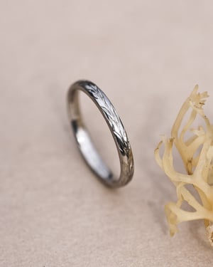 Image of 2mm Platinum ‘Olive leaf’ engraved ring
