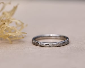 Image of 2mm Platinum ‘Olive leaf’ engraved ring