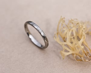 Image of 2mm Platinum ‘Olive leaf’ engraved ring