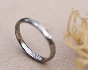 Image of 2mm Platinum ‘Olive leaf’ engraved ring