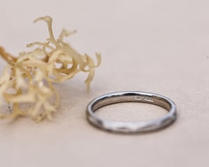 Image of 2mm Platinum ‘Olive leaf’ engraved ring