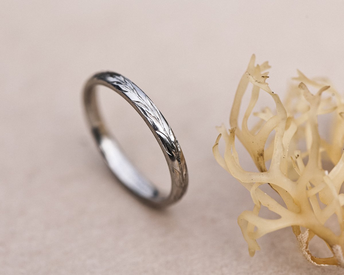 Image of 2mm Platinum ‘Olive leaf’ engraved ring