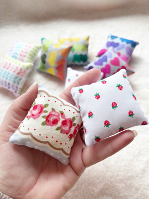 Image of 1:6 dollhouse cushions