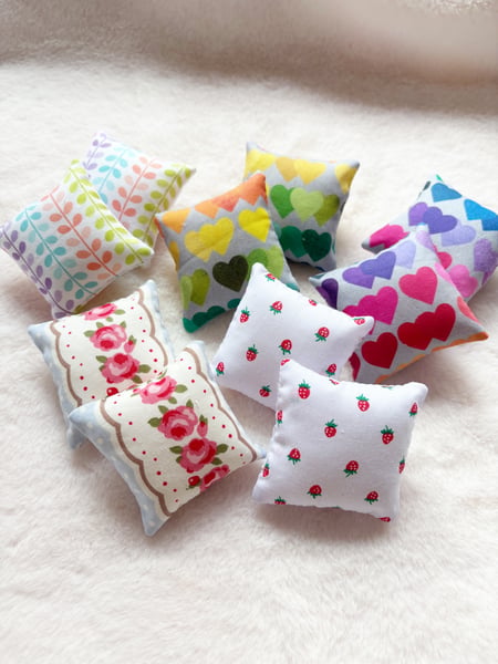 Image of 1:6 dollhouse cushions