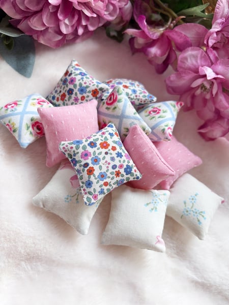 Image of 1:12 dollhouse cushions
