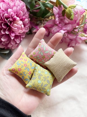 Image of 1:12 dollhouse cushions