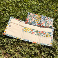 Image 5 of Pochette à aiguilles Smoky (Fleurs jaunes, champ fond blanc)