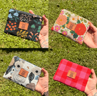 Image 1 of Pochettes zippées Salem "carreaux rouges", fond noir, "English garden blanc" et "Fleurs roses"