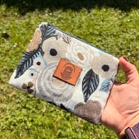 Image 2 of Pochettes zippées Salem "carreaux rouges", fond noir, "English garden blanc" et "Fleurs roses"