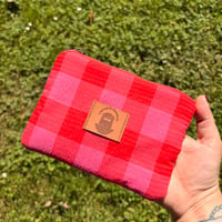 Image 4 of Pochettes zippées Salem "carreaux rouges", fond noir, "English garden blanc" et "Fleurs roses"