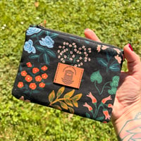 Image 5 of Pochettes zippées Salem "carreaux rouges", fond noir, "English garden blanc" et "Fleurs roses"