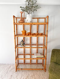 Image 2 of ESTANTERÍA DE BAMBÚ Y CRISTAL, AÑOS 70