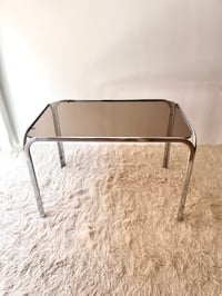 Image 10 of MESA CROMADA Y SOBRE DE VIDRIO AHUMADO, AÑOS 70