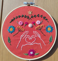 Image 1 of Coeur avec les doigts folklo