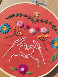 Image 2 of Coeur avec les doigts folklo