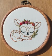 Image 2 of Biche endormie