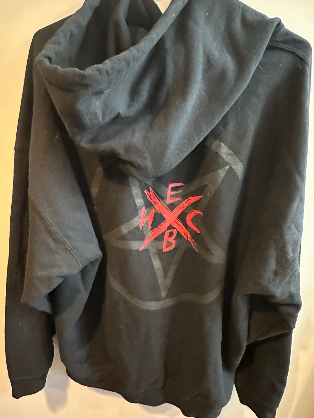 A fire inside pentagram hoodie xxl 