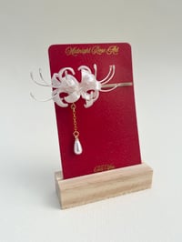 Image 4 of Spiderlily Pearl White
