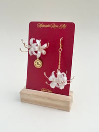 Image 2 of Spiderlily Pearl White II