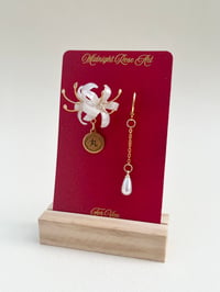 Image 1 of Spiderlily Pearl White III