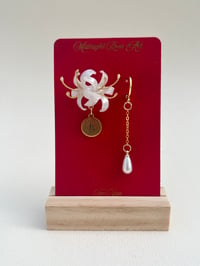 Image 2 of Spiderlily Pearl White III