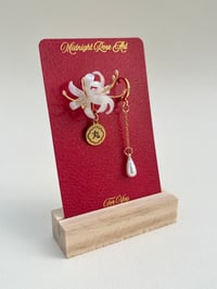 Image 3 of Spiderlily Pearl White III