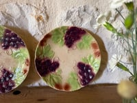 Image 5 of Assiettes raisins en barbotine - Brocante 17