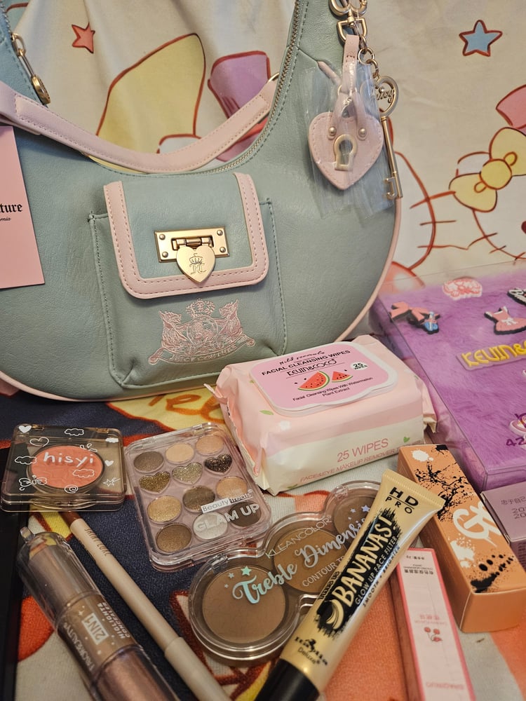 Image of Juicy Couture Royal to Juicy Hobo Makeup Bundle 