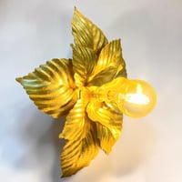 Image 3 of Applique fleur en métal doré à la feuille d'or vintage 1970 Hollywood Regency Design
