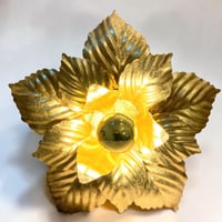 Image 4 of Applique fleur en métal doré à la feuille d'or vintage 1970 Hollywood Regency Design