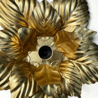 Image 9 of Applique fleur en métal doré à la feuille d'or vintage 1970 Hollywood Regency Design