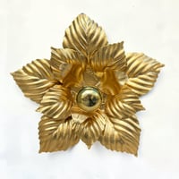 Image 1 of Applique fleur en métal doré à la feuille d'or vintage 1970 Hollywood Regency Design