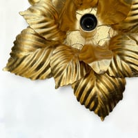 Image 11 of Applique fleur en métal doré à la feuille d'or vintage 1970 Hollywood Regency Design