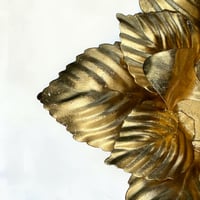 Image 8 of Applique fleur en métal doré à la feuille  vintage 1970 Hollywood Regency Design