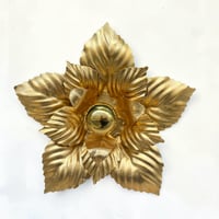 Image 3 of Applique fleur en métal doré à la feuille  vintage 1970 Hollywood Regency Design