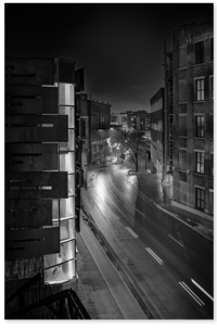 rue Saint–Vallier, la nuit.