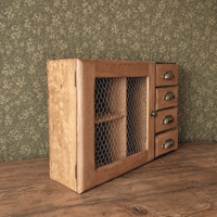 Image 4 of L'ARMOIRE GRILLAGÉE 